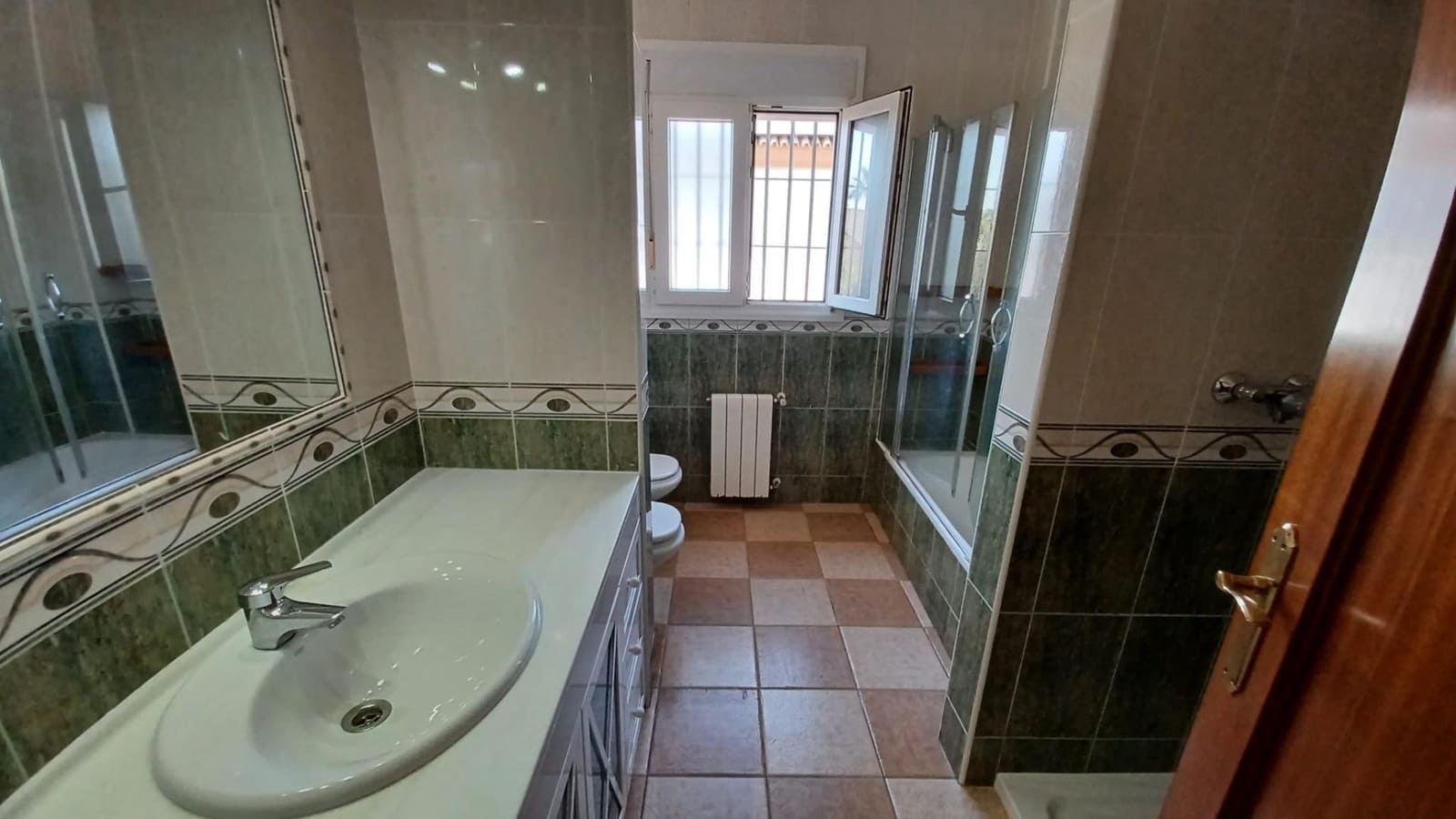 4 bedroom Semi-detached Villa for sale in El Puerto de Santa Maria with garage - € 400,000 (Ref: 9829475)