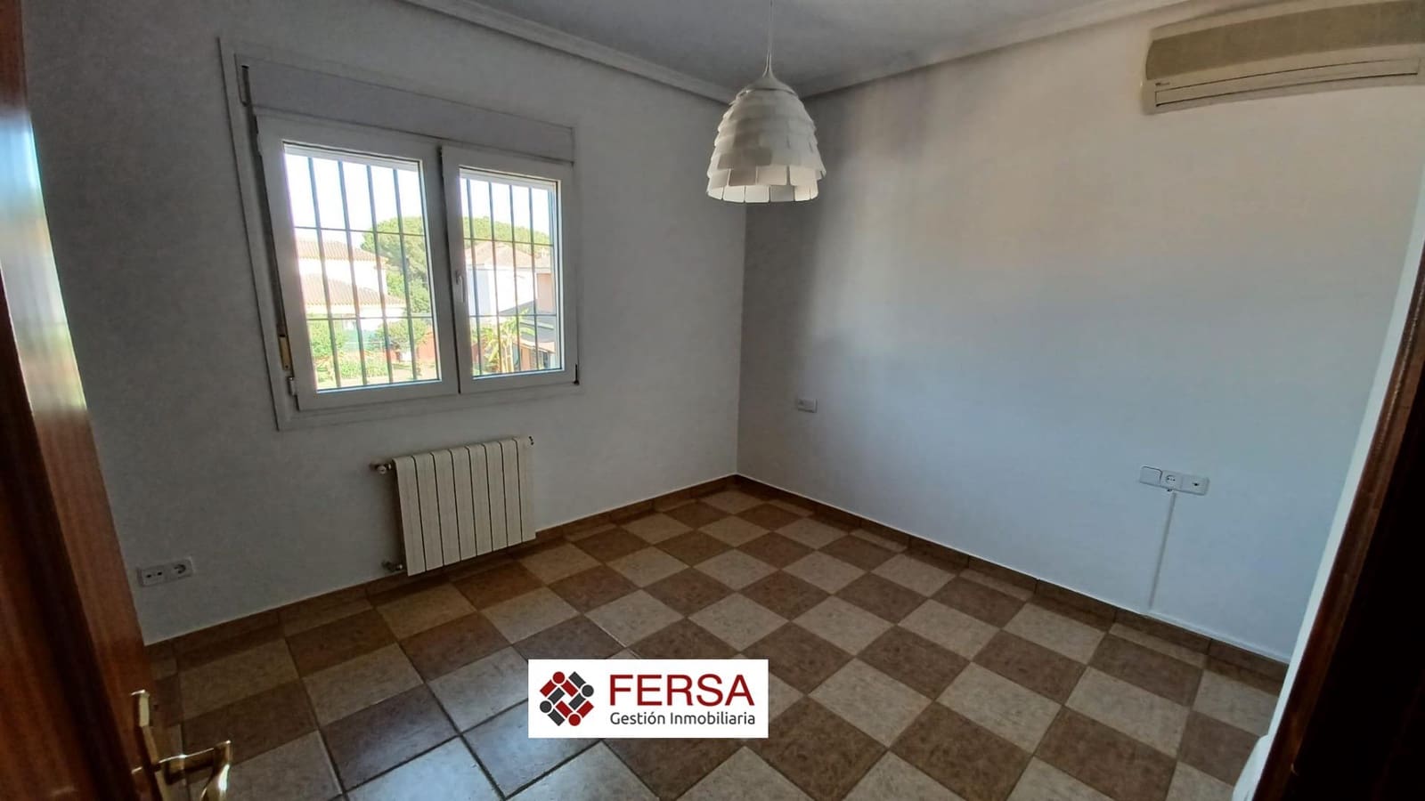 4 bedroom Semi-detached Villa for sale in El Puerto de Santa Maria with garage - € 400,000 (Ref: 9829475)