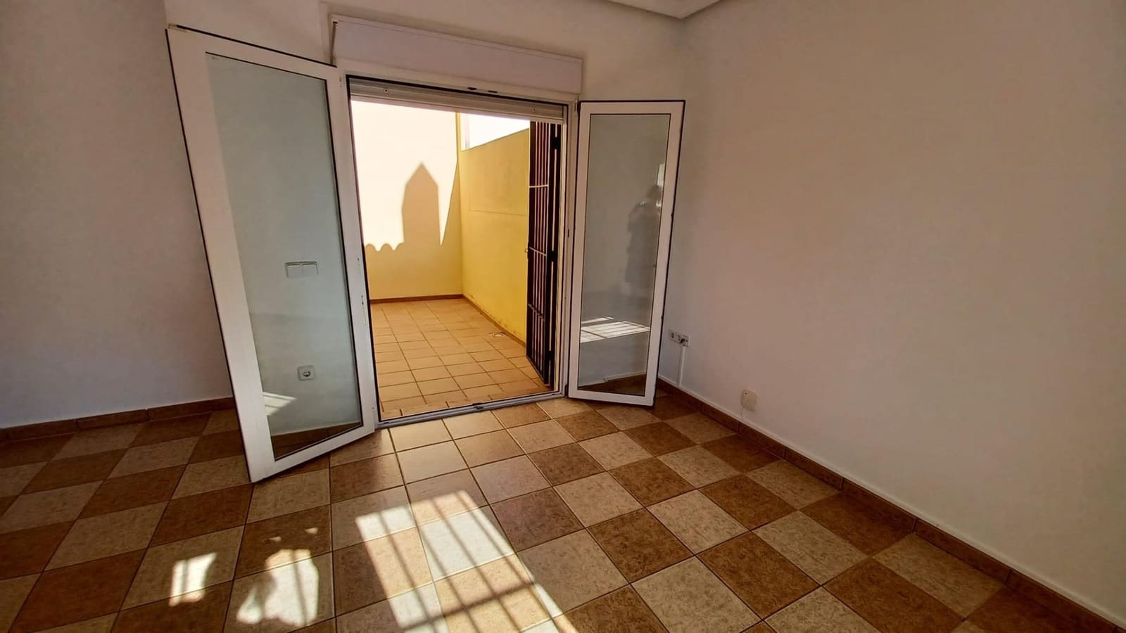 4 bedroom Semi-detached Villa for sale in El Puerto de Santa Maria with garage - € 400,000 (Ref: 9829475)