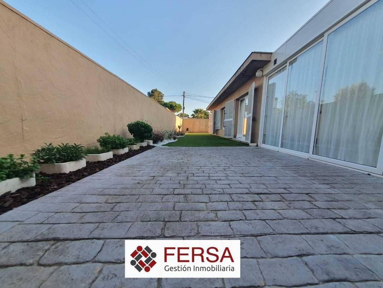 4 bedroom Villa for sale in Chiclana de la Frontera with pool - € 600,000 (Ref: 9829492)