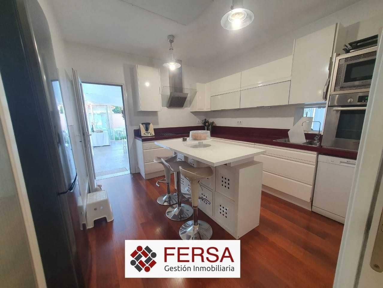 4 bedroom Villa for sale in Chiclana de la Frontera with pool - € 600,000 (Ref: 9829492)