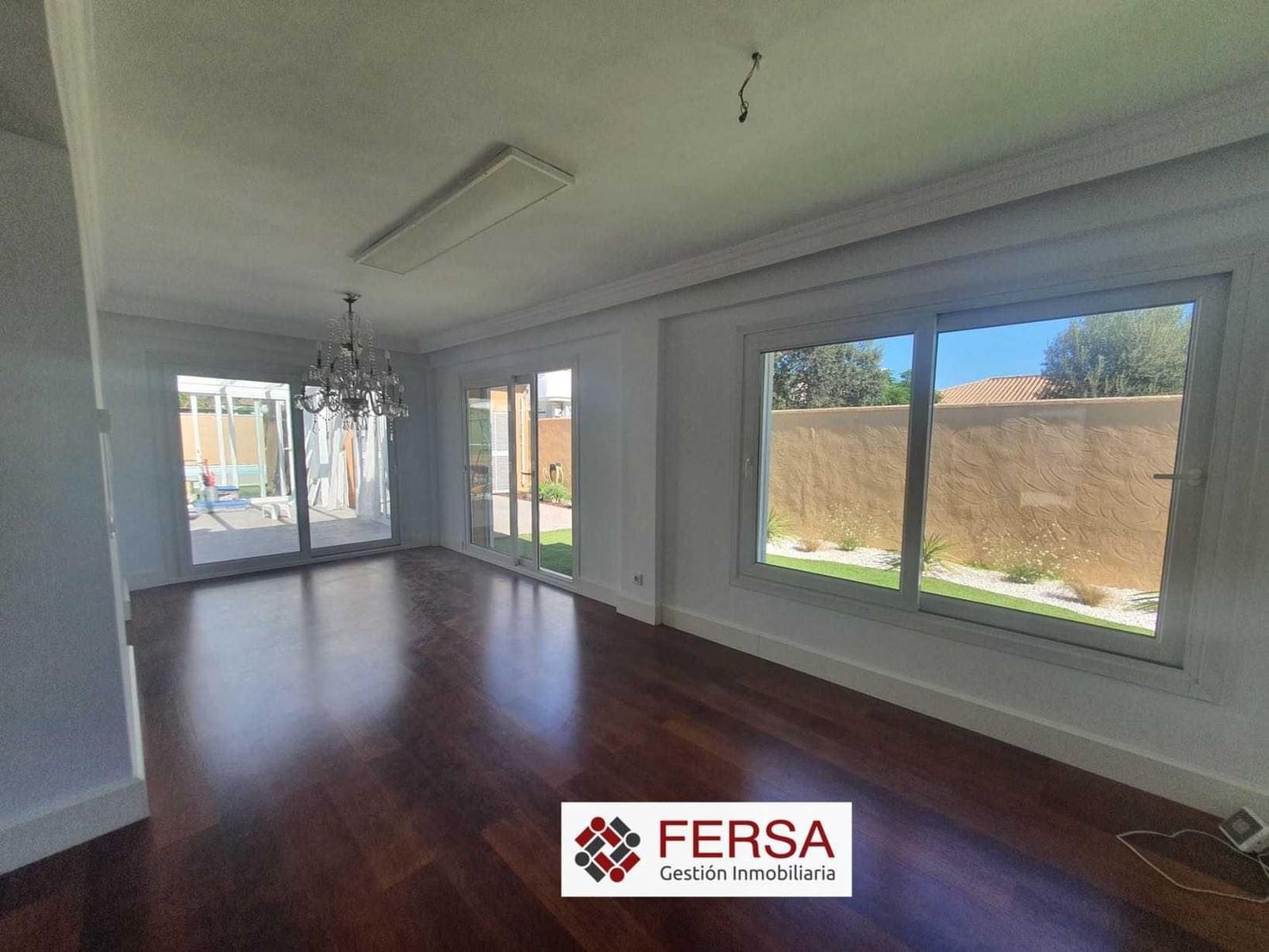 4 bedroom Villa for sale in Chiclana de la Frontera with pool - € 600,000 (Ref: 9829492)
