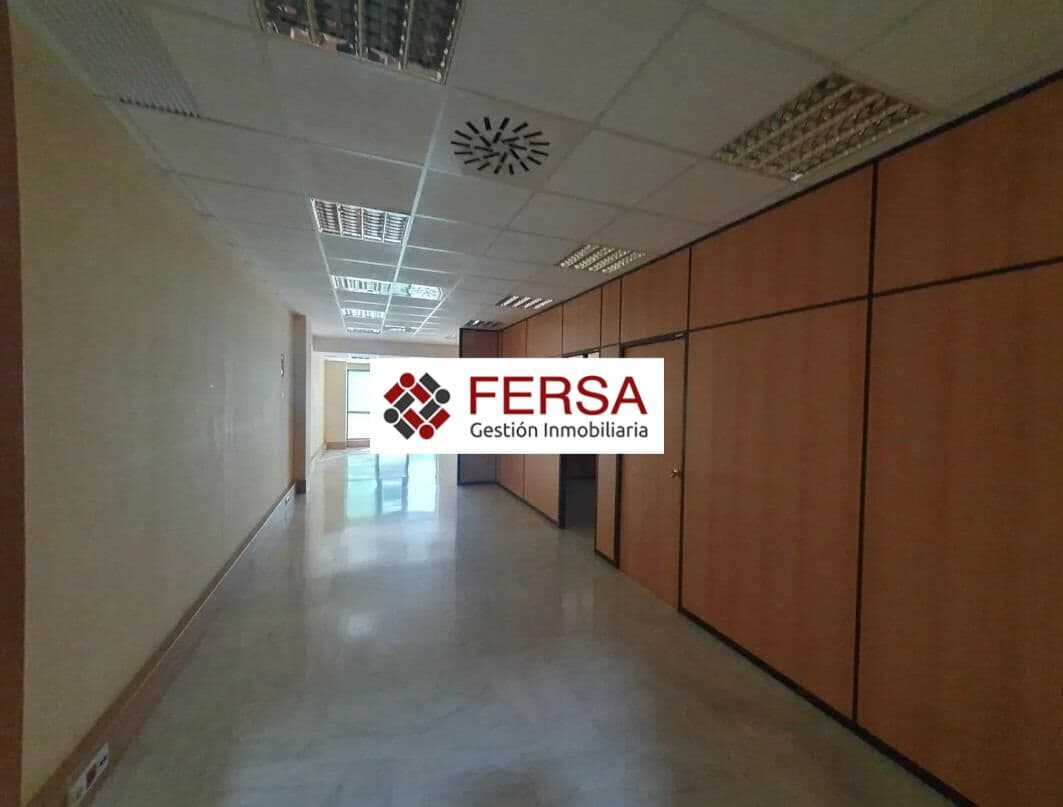 Office for sale in Seville city with garage - € 180,000 (Ref: 9829505)