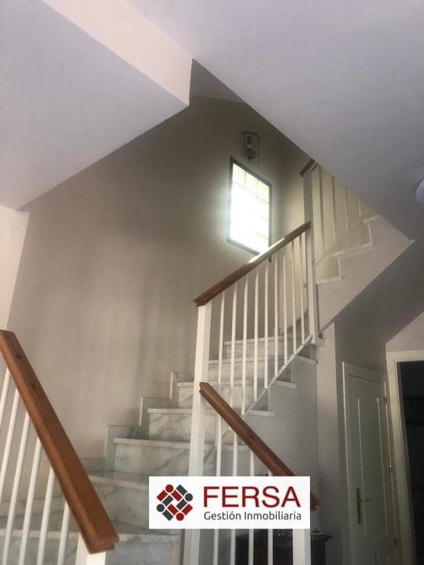 Villa/Maison Semi-Mitoyenne de 4 chambres à louer à El Puerto de Santa Maria - 1 500 € (Ref: 9829527)