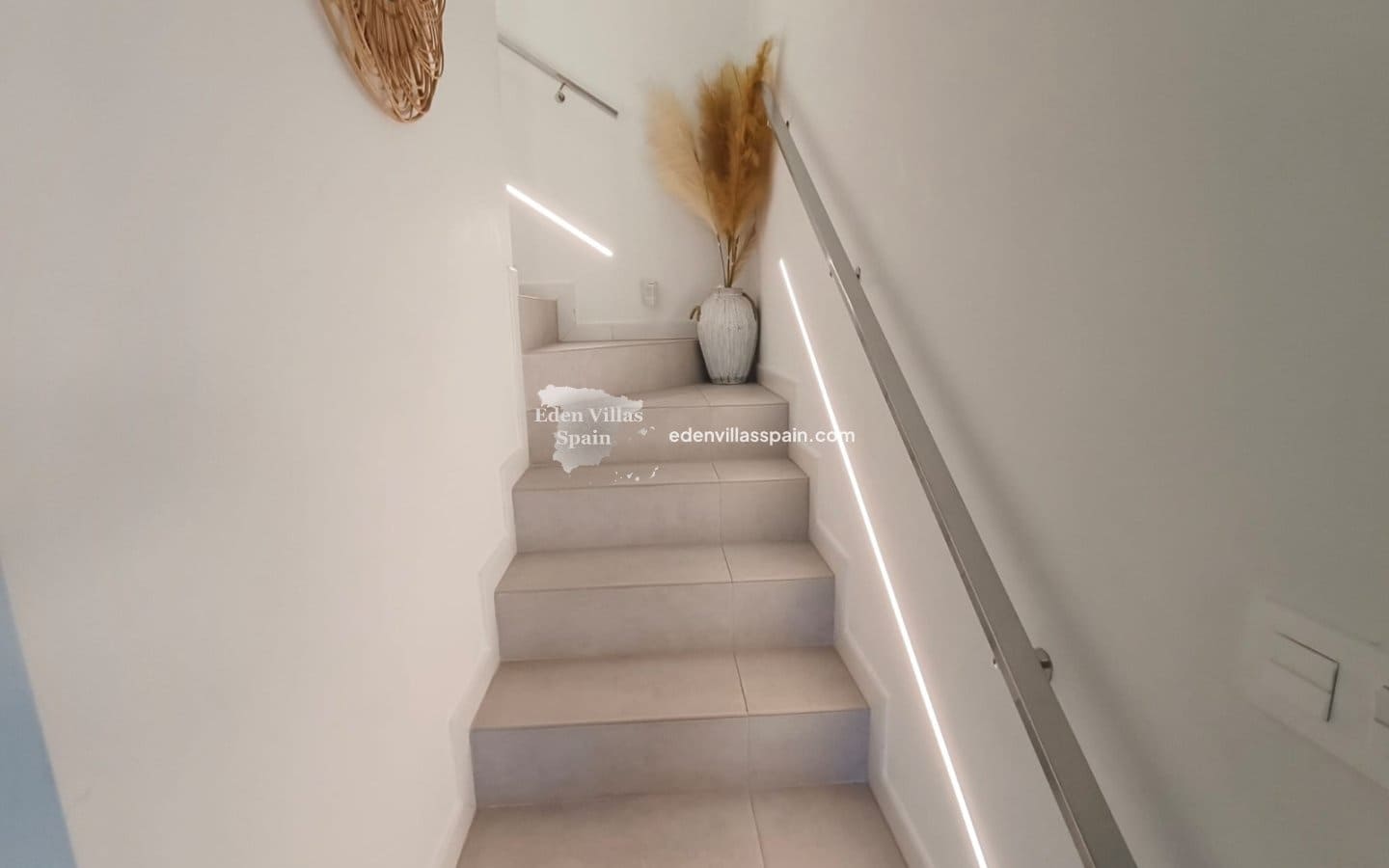 3 soverom Villa til salgs i Alicante by med svømmebasseng garasje - € 339 995 (Ref: 10180625)