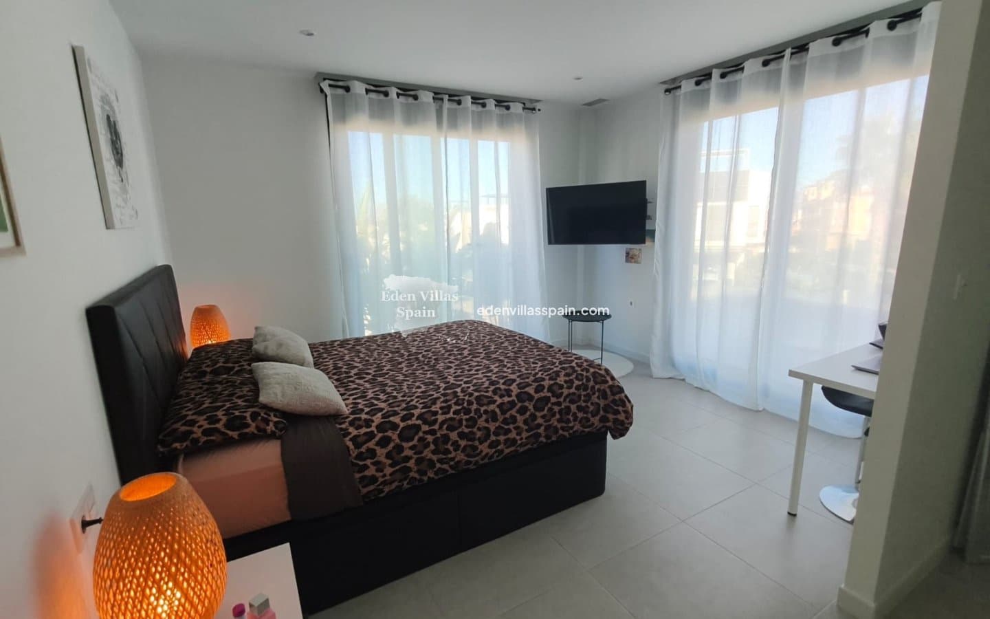 3 soverom Villa til salgs i Alicante by med svømmebasseng garasje - € 339 995 (Ref: 10180625)