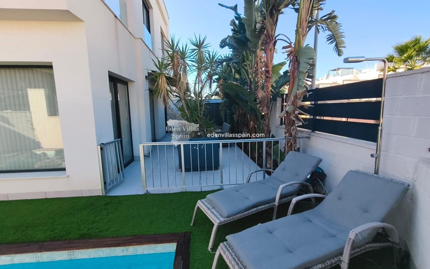 3 soverom Villa til salgs i Alicante by med svømmebasseng garasje - € 339 995 (Ref: 10180625)