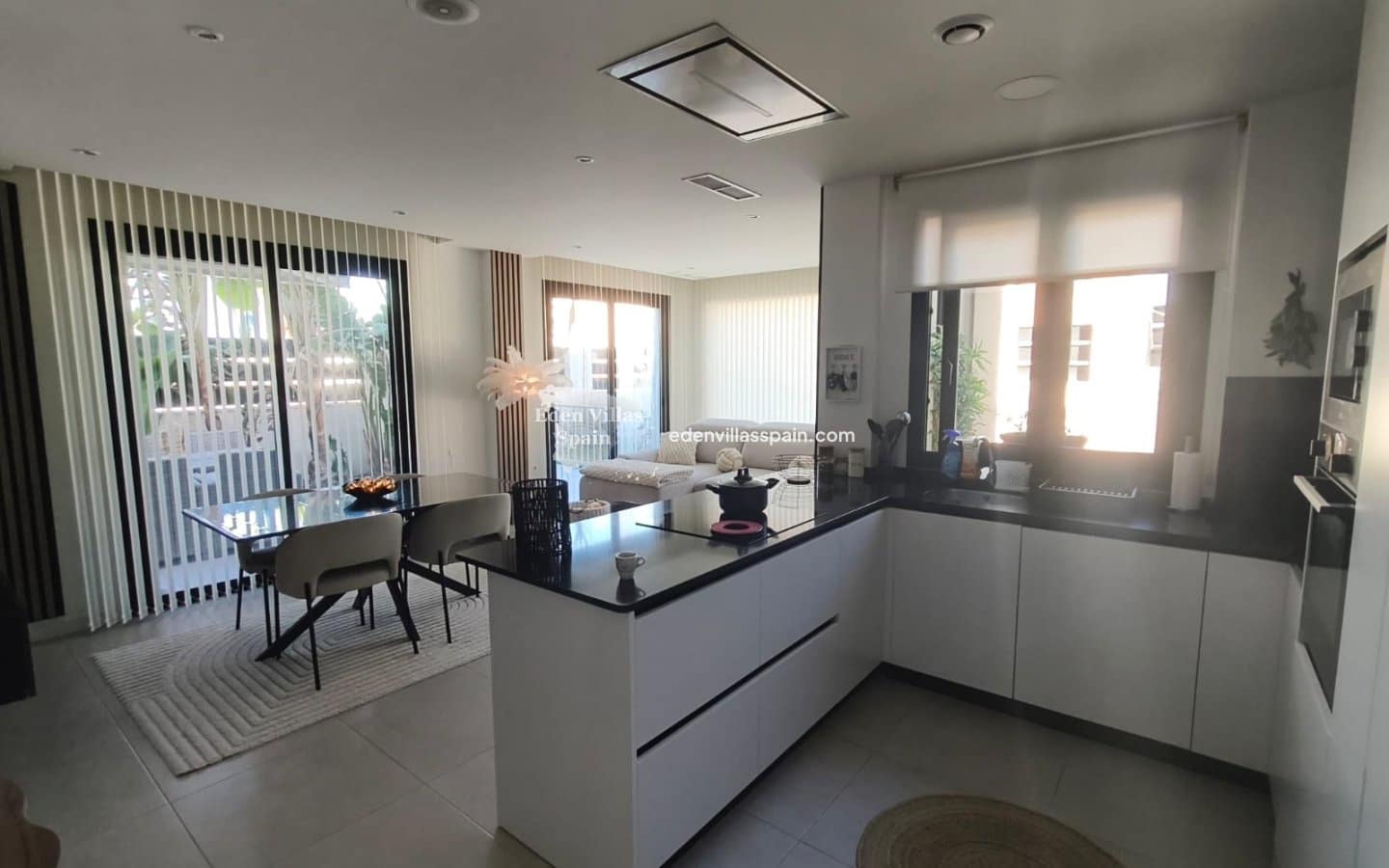 3 soverom Villa til salgs i Alicante by med svømmebasseng garasje - € 339 995 (Ref: 10180625)