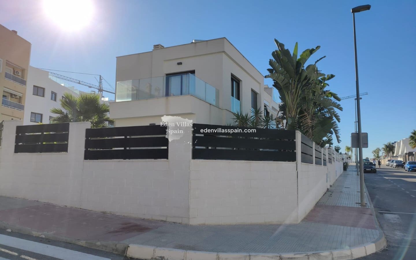 3 soverom Villa til salgs i Alicante by med svømmebasseng garasje - € 339 995 (Ref: 10180625)