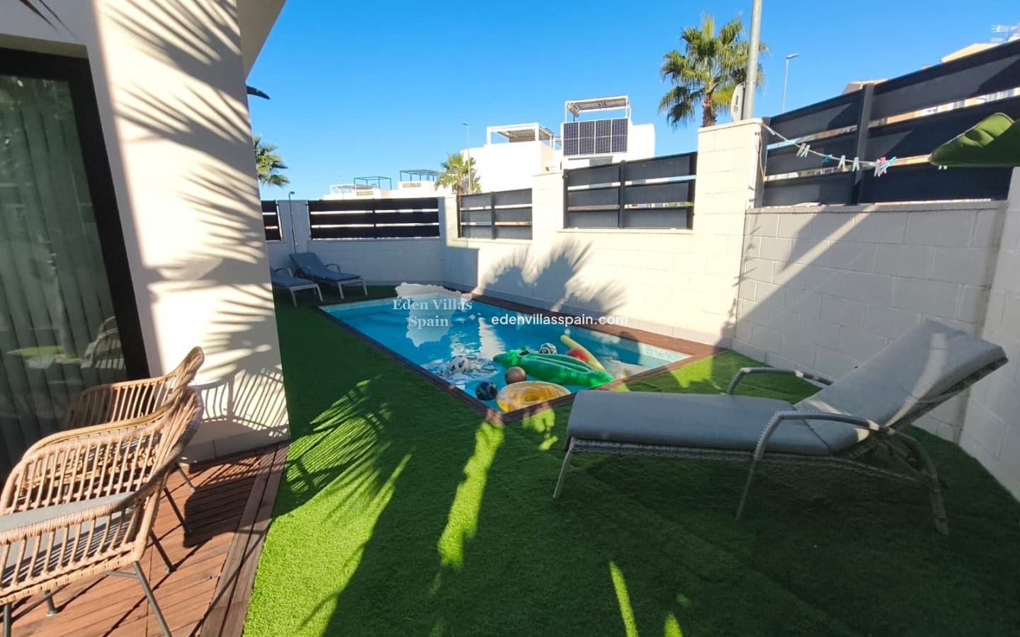 3 soverom Villa til salgs i Alicante by med svømmebasseng garasje - € 339 995 (Ref: 10180625)