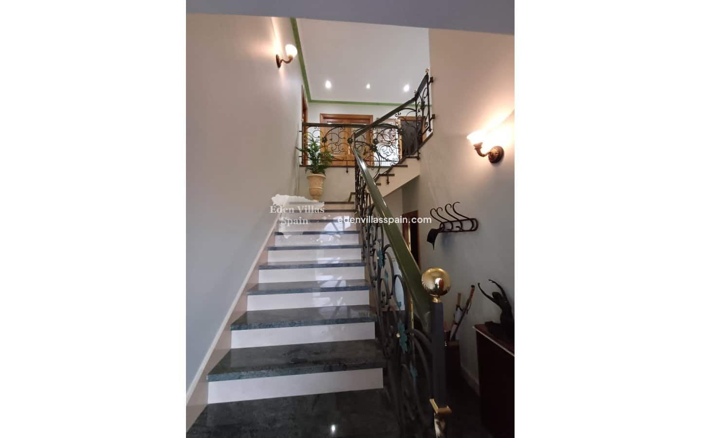 6 slaapkamer Villa te koop in Alicante stad met zwembad - € 920.000 (Ref: 8681647)