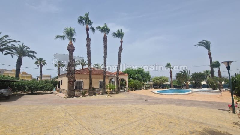 3 soveværelse Finca/Landehus til salg i Cox med swimmingpool - € 299.995 (Ref: 8880942)