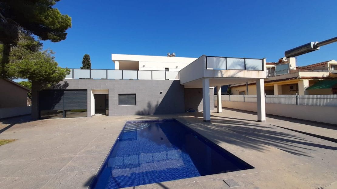 Chalet de 4 habitaciones en Orihuela Costa en venta con piscina - 1.100.000 € (Ref: 8895900)