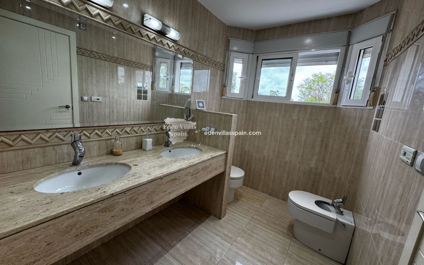 7 bedroom Villa for sale in Alicante / Alacant city with pool - € 440,000 (Ref: 9058300)