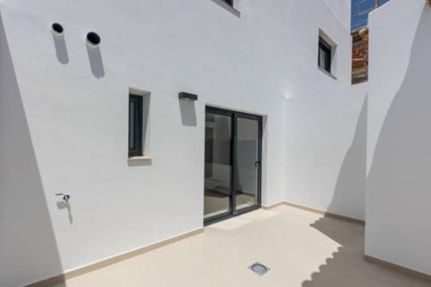 4 bedroom Townhouse for sale in Alicante / Alacant city with pool - € 269,000 (Ref: 9066997)