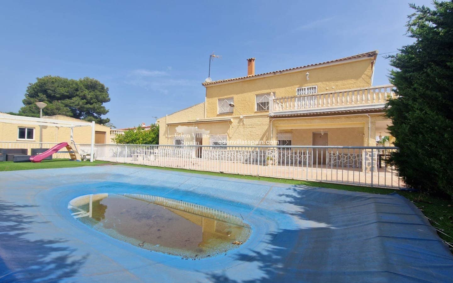 8 bedroom Villa for sale in San Fulgencio with pool - € 379,900 (Ref: 9096233)