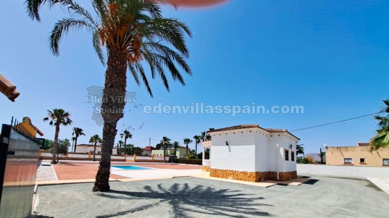 3 soveværelse Villa til salg i Catral med swimmingpool - € 385.000 (Ref: 9175786)