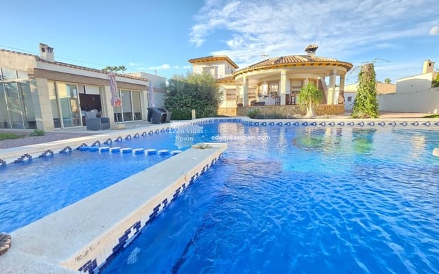 4 soveværelse Finca/Landehus til salg i Catral med swimmingpool garage - € 389.000 (Ref: 9335564)