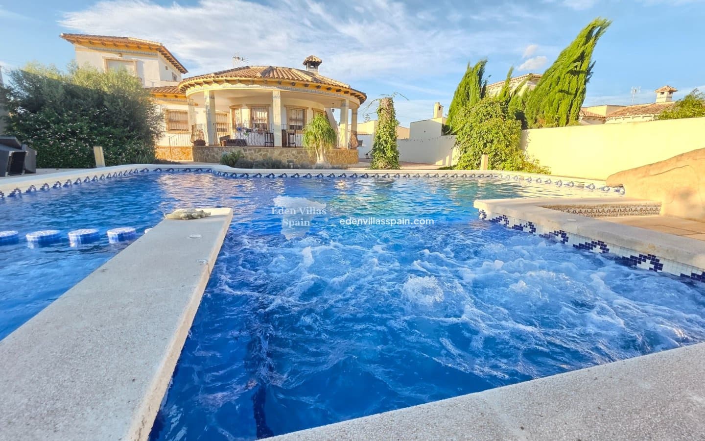 4 slaapkamer Villa te koop in Alicante stad met zwembad - € 389.000 (Ref: 9335566)