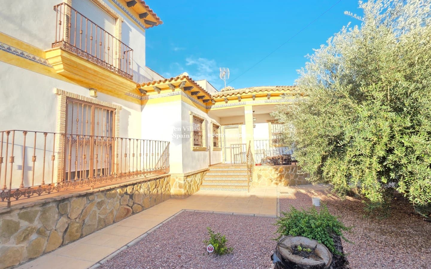4 slaapkamer Villa te koop in Alicante stad met zwembad - € 389.000 (Ref: 9335566)