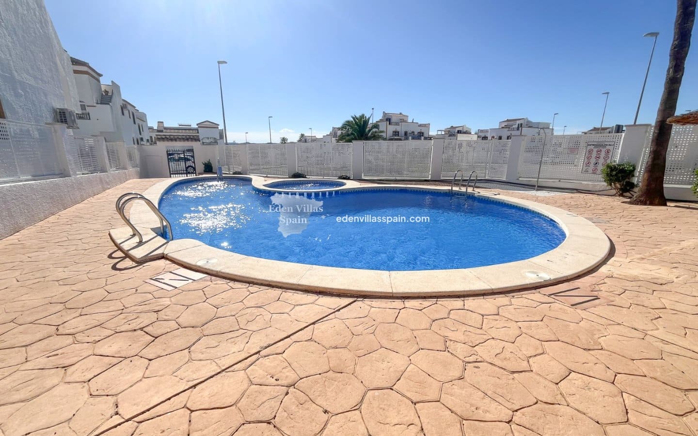 2 soveværelse Bungalow til salg i Alicante by med swimmingpool - € 129.000 (Ref: 9383997)