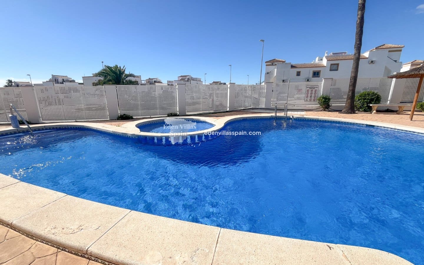 2 soveværelse Bungalow til salg i Alicante by med swimmingpool - € 129.000 (Ref: 9383997)