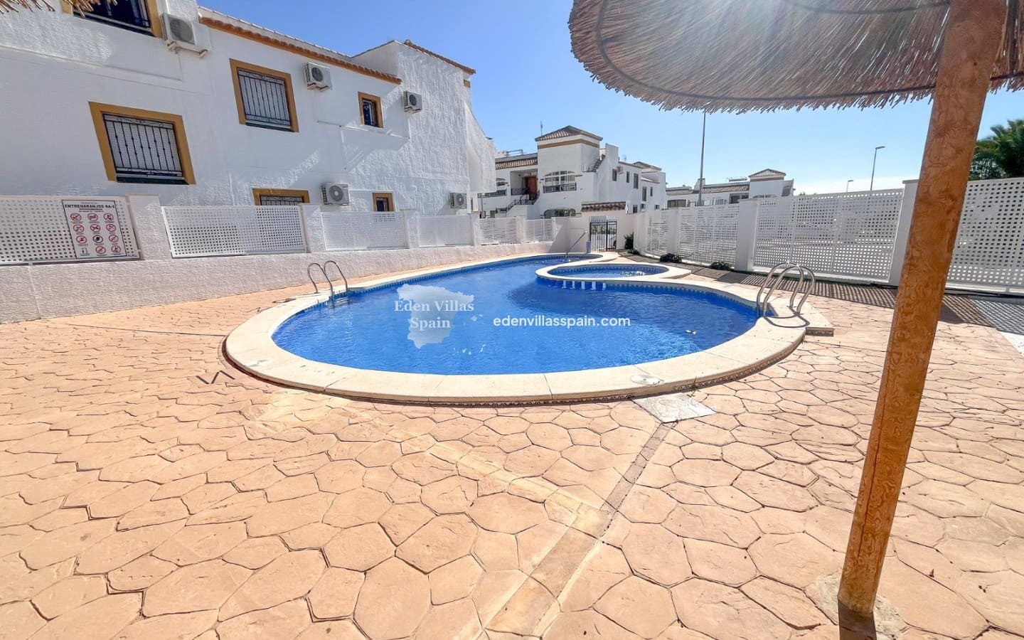 2 soveværelse Bungalow til salg i Alicante by med swimmingpool - € 129.000 (Ref: 9383997)