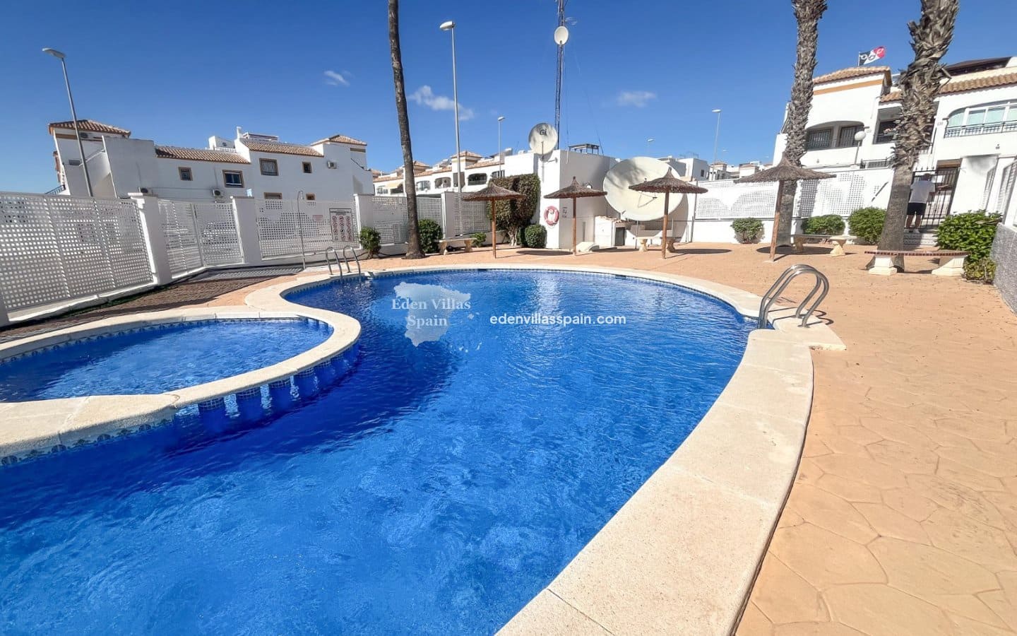 2 soveværelse Bungalow til salg i Alicante by med swimmingpool - € 129.000 (Ref: 9383997)