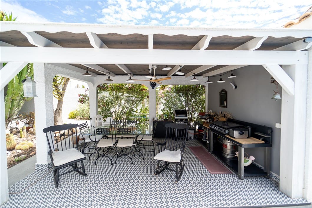 4 makuuhuone Huvila myytävänä paikassa Torrevieja mukana uima-altaan - 495 000 € (Ref: 9524761)