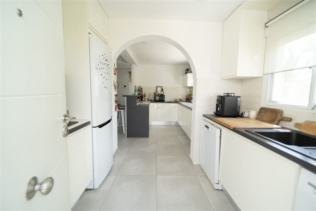 4 makuuhuone Huvila myytävänä paikassa Torrevieja mukana uima-altaan - 495 000 € (Ref: 9524761)