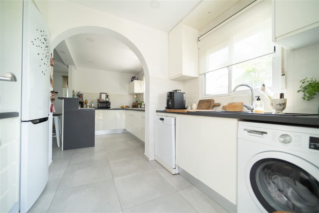 4 makuuhuone Huvila myytävänä paikassa Torrevieja mukana uima-altaan - 495 000 € (Ref: 9524761)