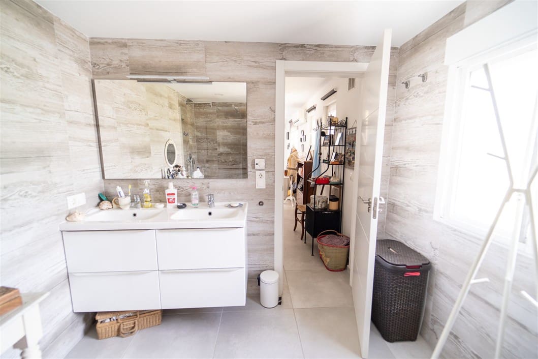 4 makuuhuone Huvila myytävänä paikassa Torrevieja mukana uima-altaan - 495 000 € (Ref: 9524761)