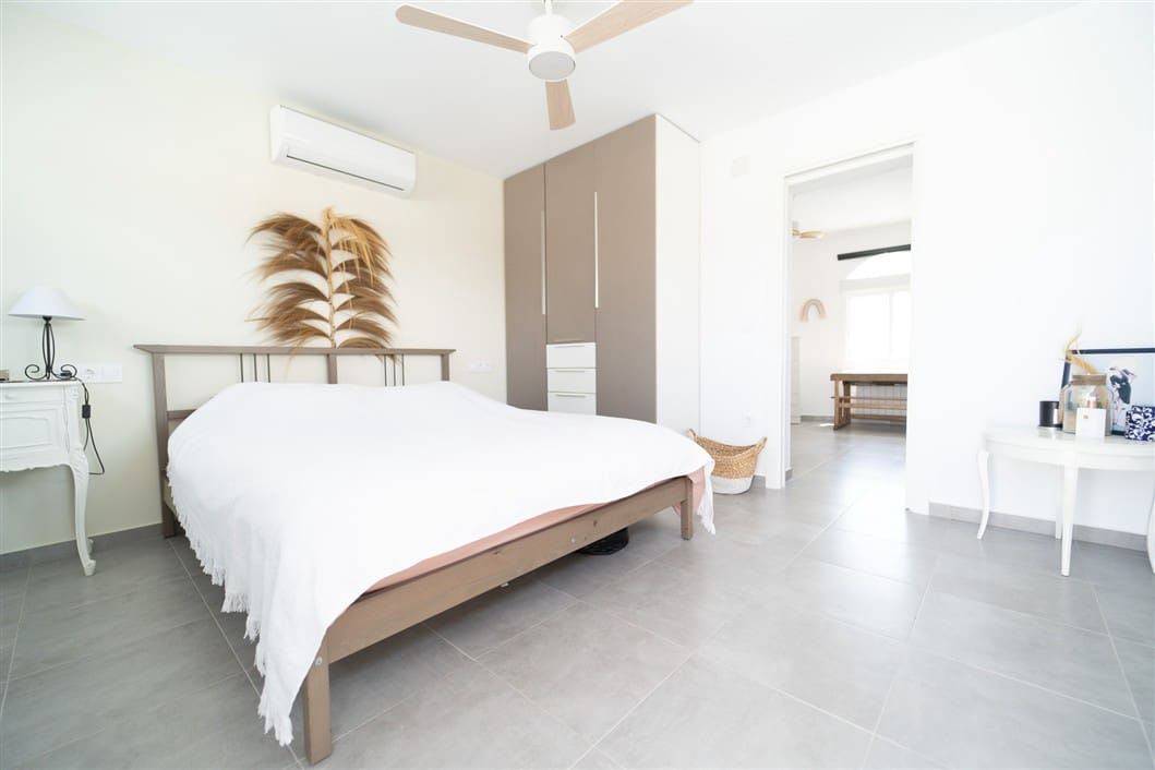 4 makuuhuone Huvila myytävänä paikassa Torrevieja mukana uima-altaan - 495 000 € (Ref: 9524761)