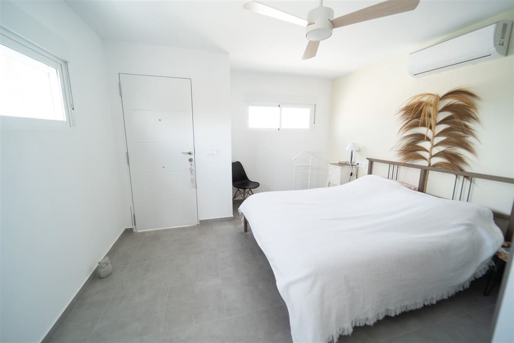 4 makuuhuone Huvila myytävänä paikassa Torrevieja mukana uima-altaan - 495 000 € (Ref: 9524761)