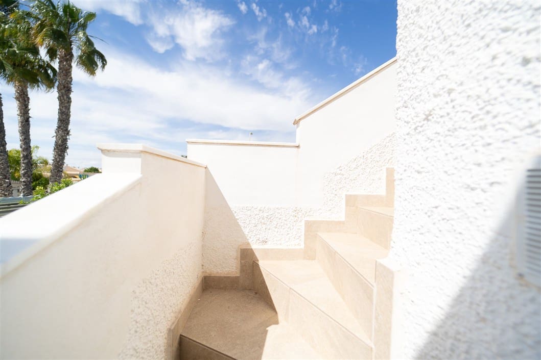 4 makuuhuone Huvila myytävänä paikassa Torrevieja mukana uima-altaan - 495 000 € (Ref: 9524761)