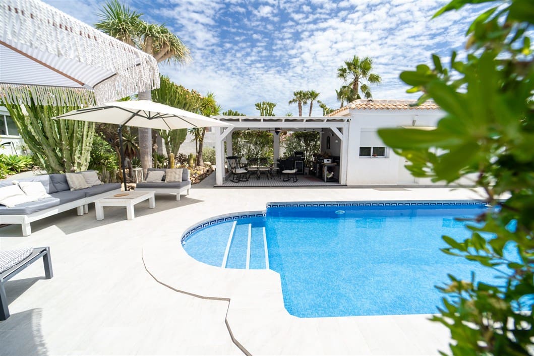 4 makuuhuone Huvila myytävänä paikassa Torrevieja mukana uima-altaan - 495 000 € (Ref: 9524761)