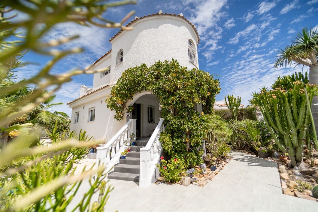 4 makuuhuone Huvila myytävänä paikassa Torrevieja mukana uima-altaan - 495 000 € (Ref: 9524761)