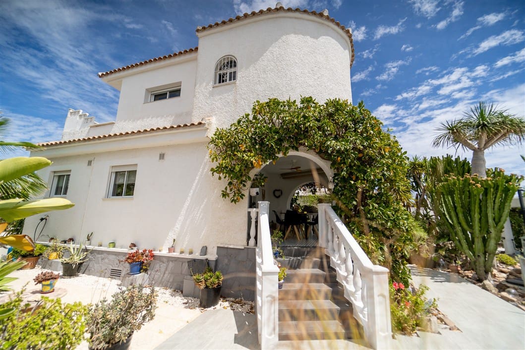 4 makuuhuone Huvila myytävänä paikassa Torrevieja mukana uima-altaan - 495 000 € (Ref: 9524761)