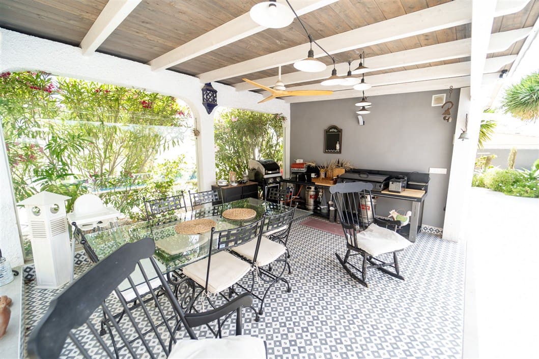 4 makuuhuone Huvila myytävänä paikassa Torrevieja mukana uima-altaan - 495 000 € (Ref: 9524761)