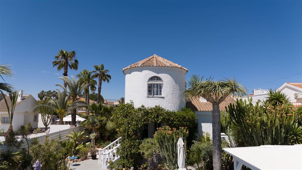 4 makuuhuone Huvila myytävänä paikassa Torrevieja mukana uima-altaan - 495 000 € (Ref: 9524761)