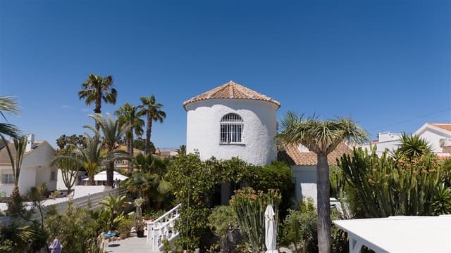 Chalet de 4 habitaciones en Torrevieja en venta con piscina - 495.000 € (Ref: 9524761)