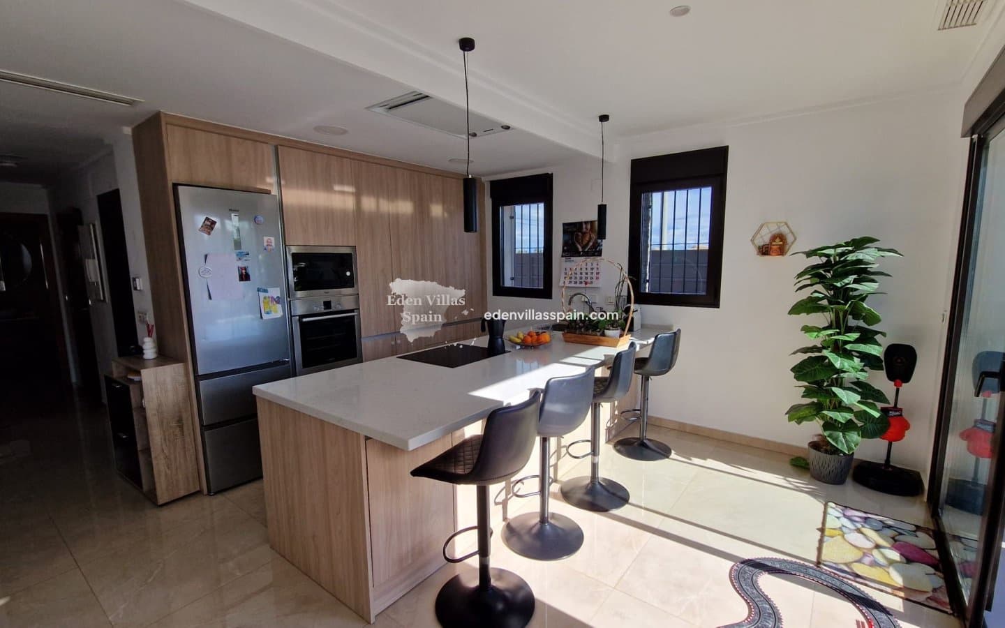 3 soveværelse Byhus til salg i Alicante by med swimmingpool - € 459.995 (Ref: 9528854)