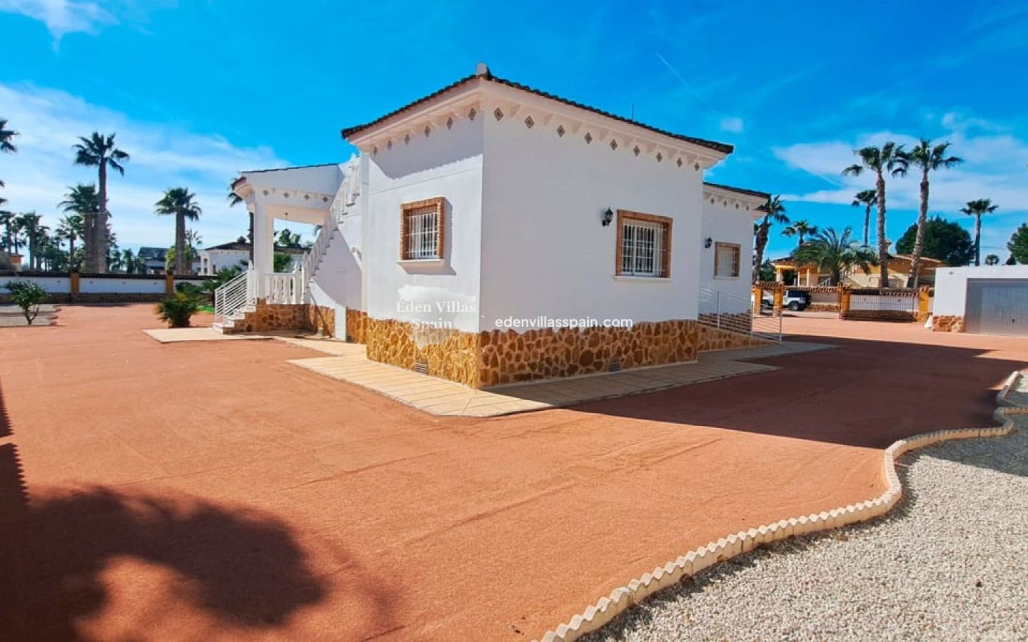 4 bedroom Villa for sale in Catral with pool garage - € 430,000 (Ref: 9614275)