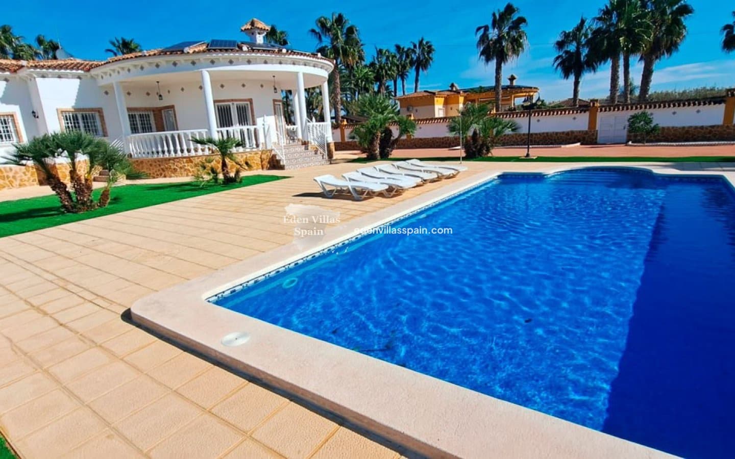 4 soveværelse Finca/Landehus til salg i Catral med swimmingpool garage - € 430.000 (Ref: 9614281)