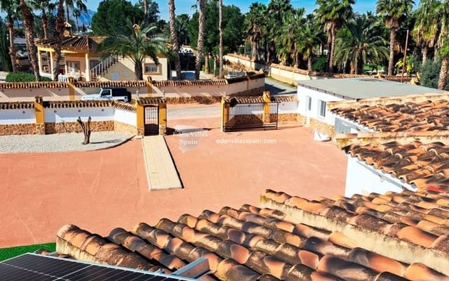 4 soveværelse Finca/Landehus til salg i Catral med swimmingpool garage - € 430.000 (Ref: 9614281)