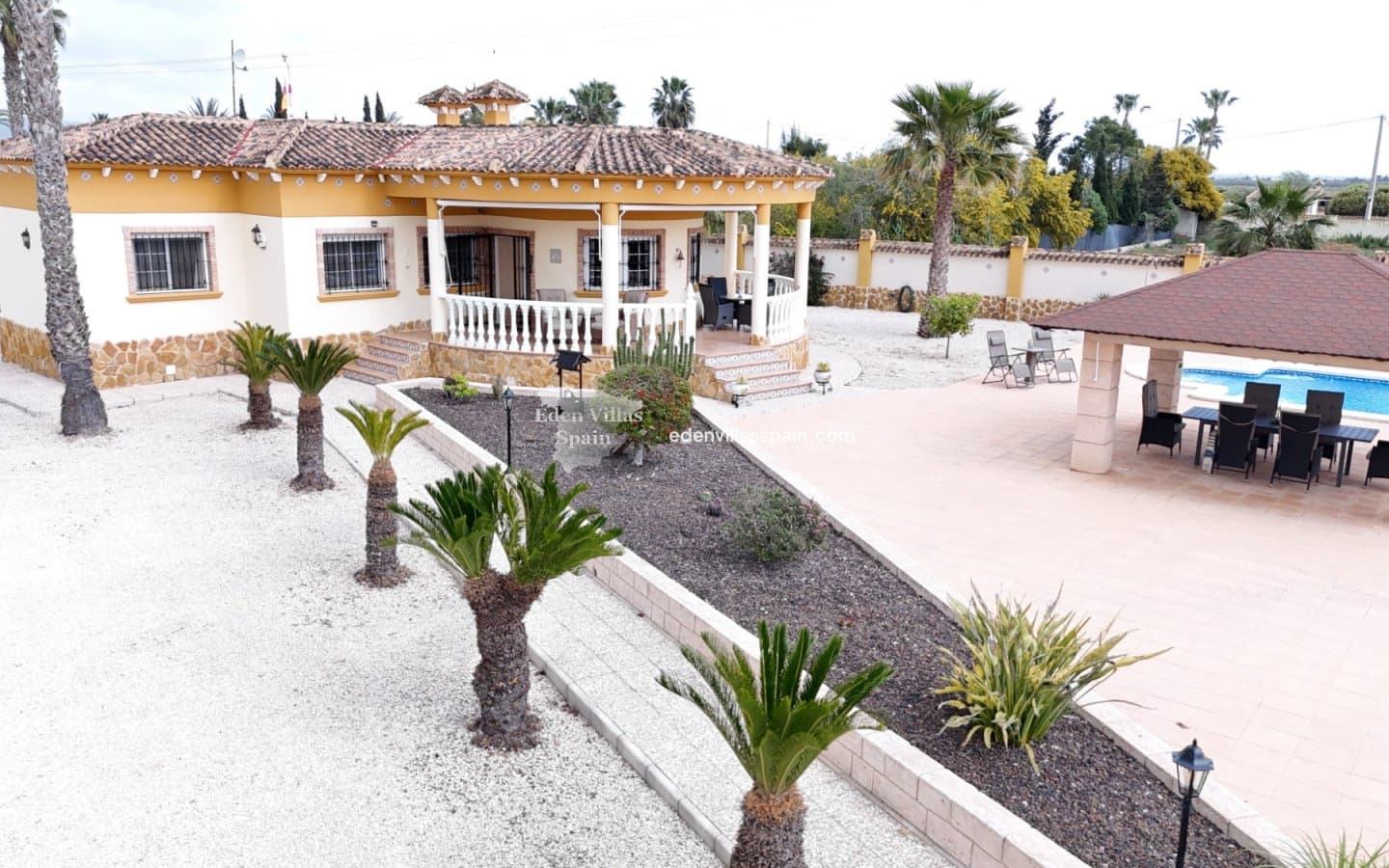 Chalet de 3 habitaciones en Catral en venta con piscina - 379.000 € (Ref: 9727551)