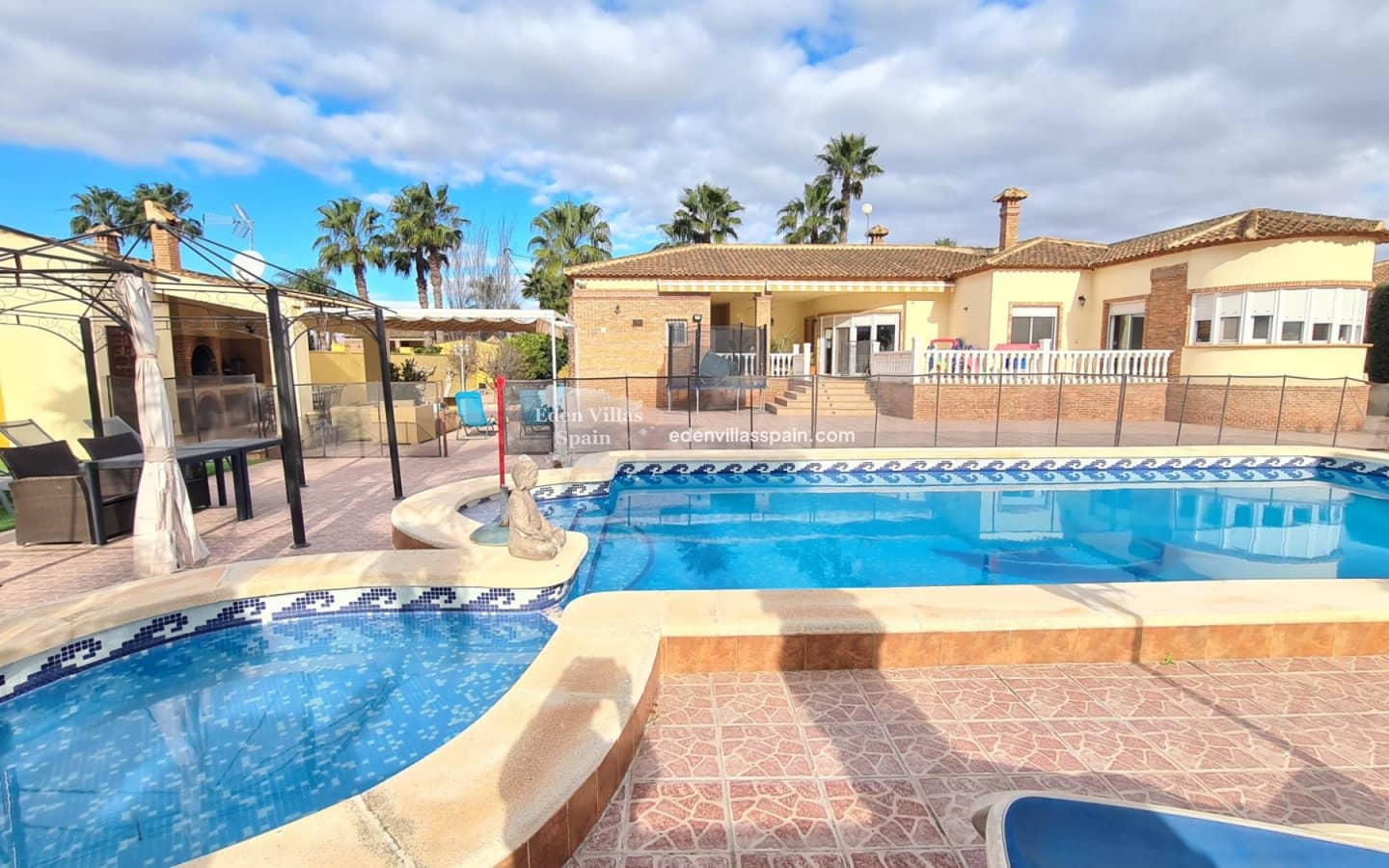 3 soveværelse Finca/Landehus til salg i Catral med swimmingpool - € 390.000 (Ref: 9981321)