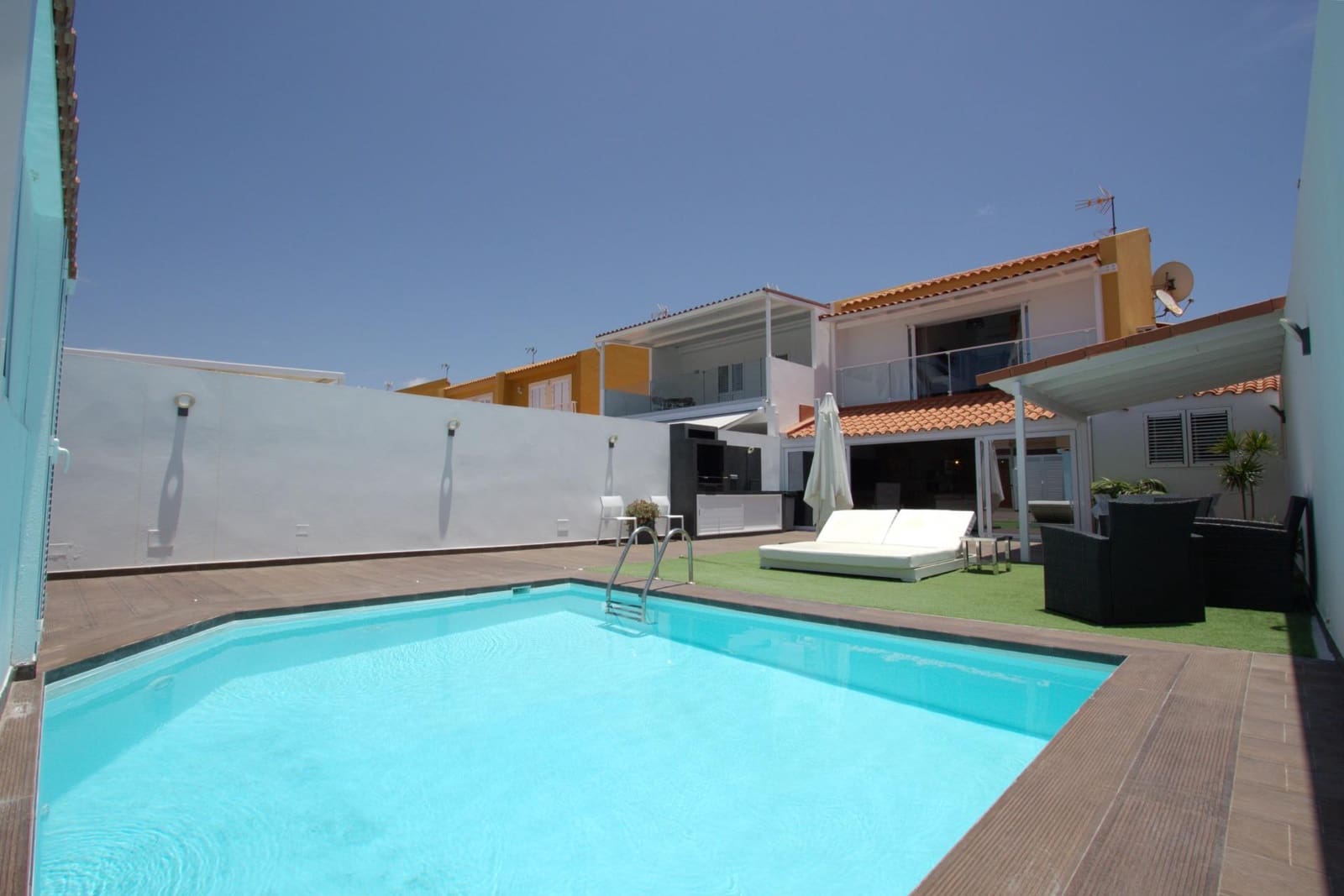 3 soverom Villa til salgs i Sonneland med svømmebasseng - € 869 000 (Ref: 9081486)