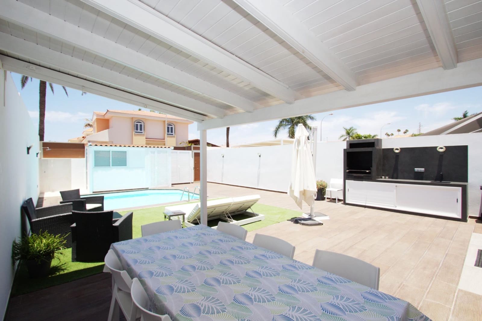 3 soverom Villa til salgs i Sonneland med svømmebasseng - € 869 000 (Ref: 9081486)