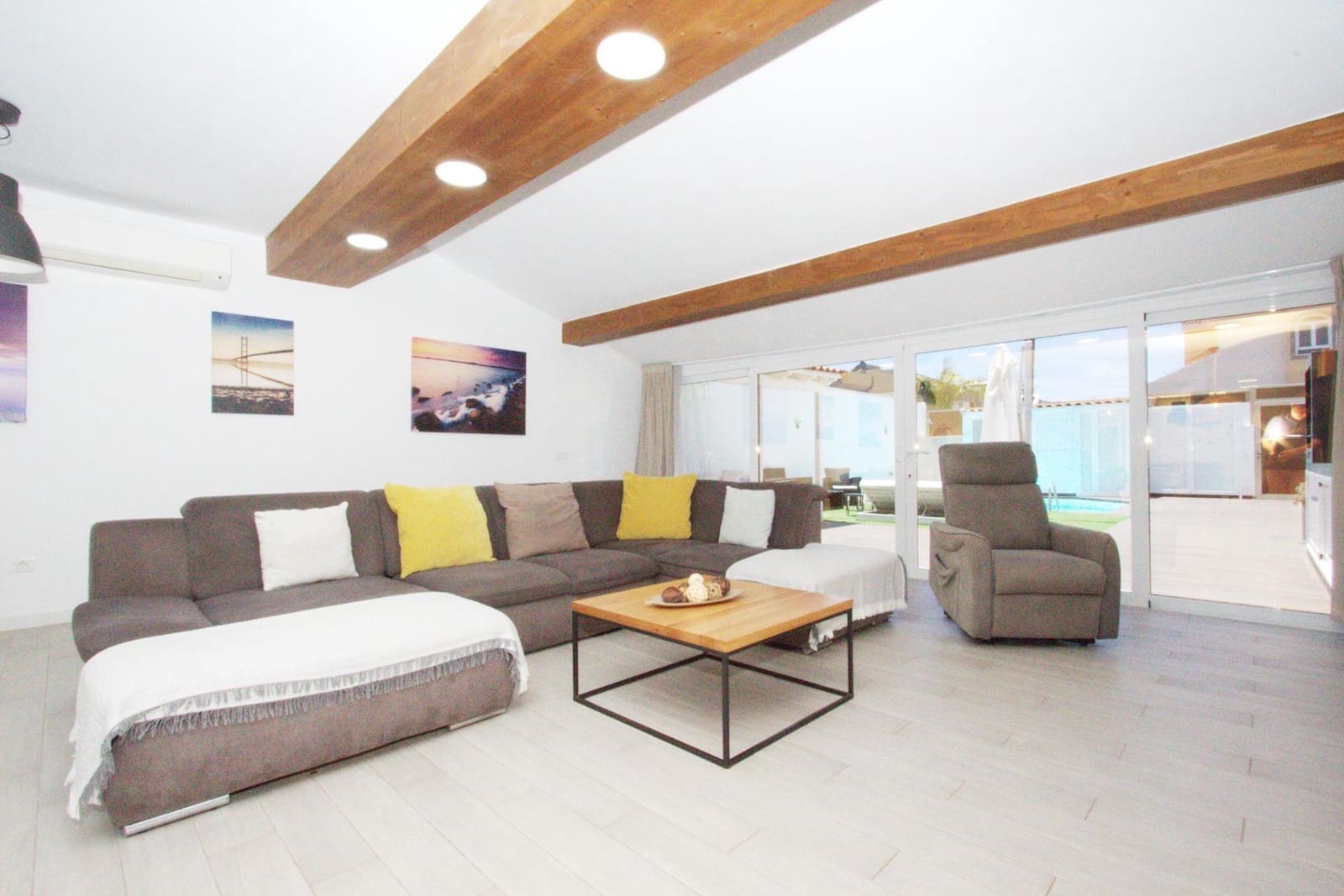 3 soverom Villa til salgs i Sonneland med svømmebasseng - € 869 000 (Ref: 9081486)